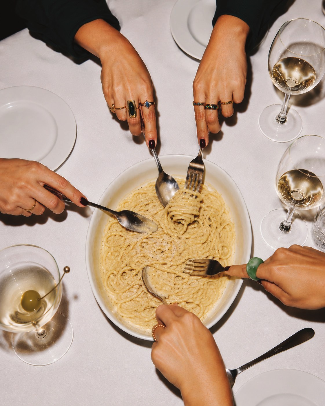 Personas compartiendo una comida en la mesa